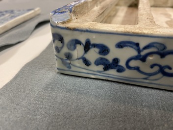 Une bo&icirc;te couverte de forme rectangulaire en porcelaine Shoki-Imari en bleu et blanc, Japon, Edo